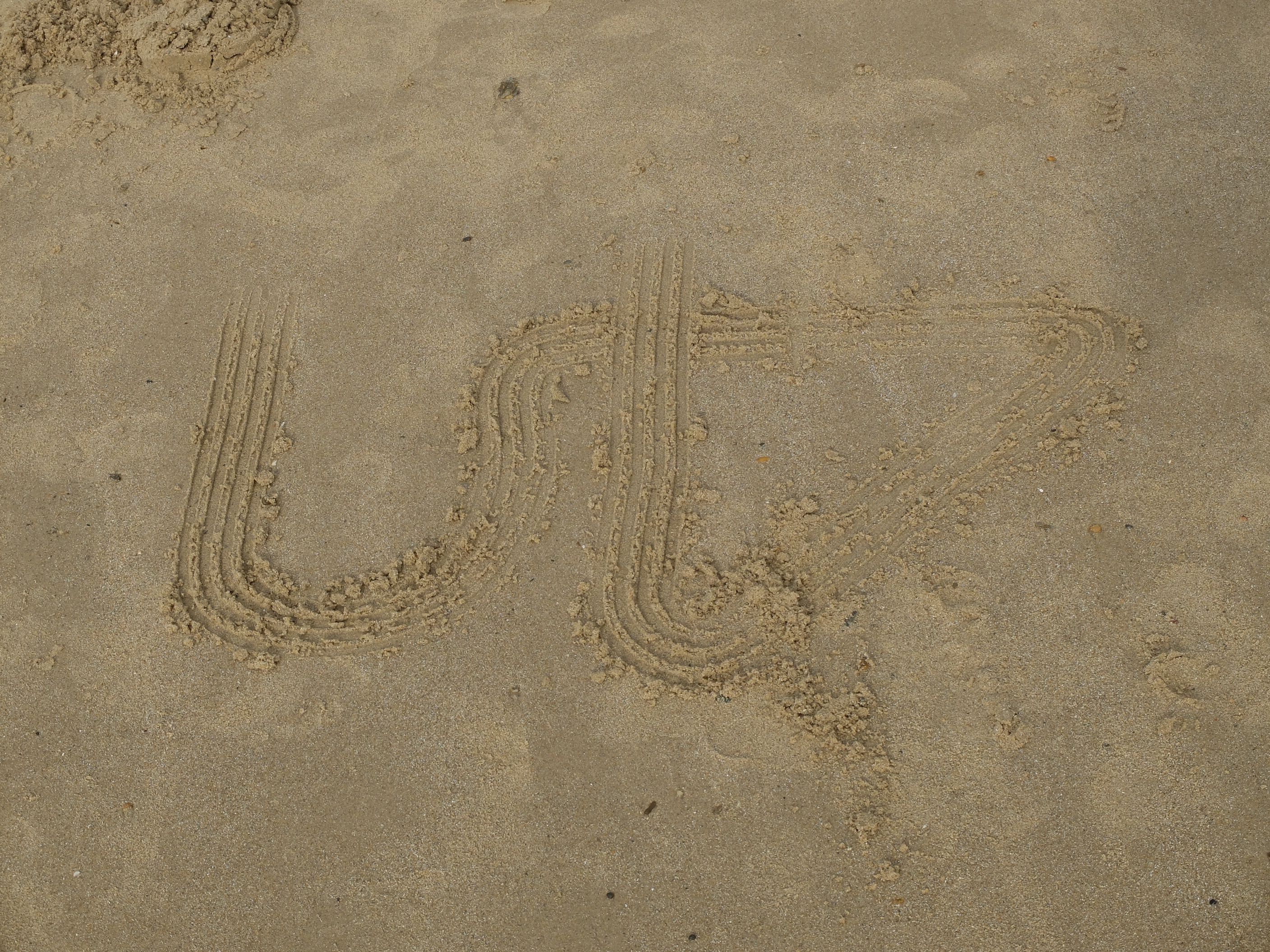 premier logo ut7 sur le sable