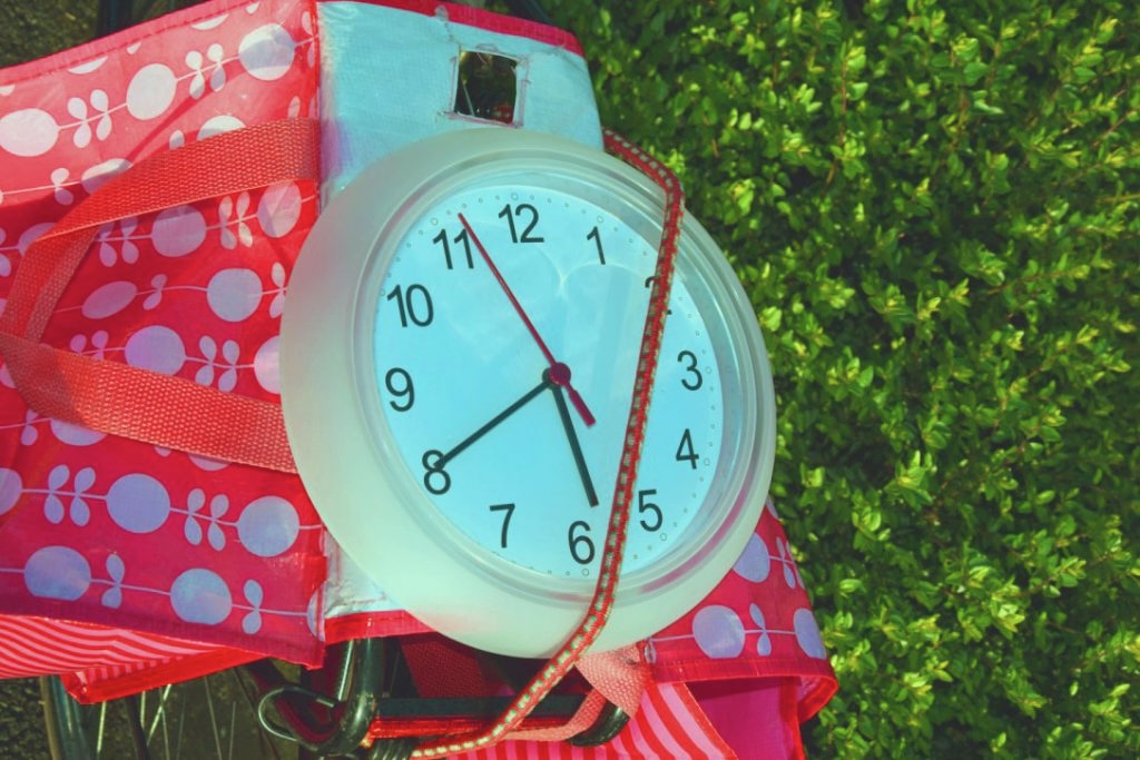 Une horloge attachée sur le dessus d'un porte-bagage de vélo